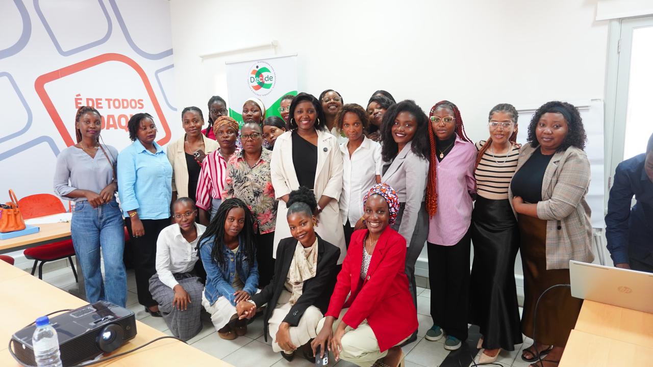 TREINAMENTO PARA MULHERES ACTIVISTAS SOBRE LIDERANÇA FEMININA